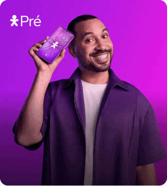 Homem segurando celular com tela roxa